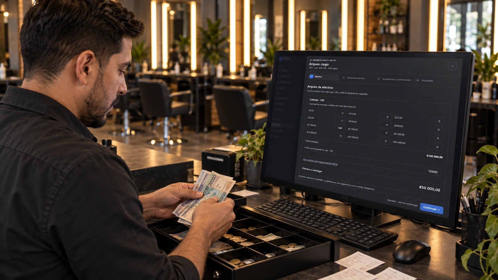 Cajero contando el efectivo frente al monitor con el formulario de arqueo ciego de TAPIRUZ.